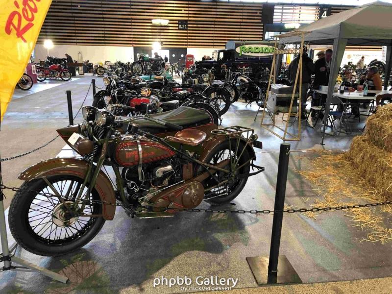 Un beau stand de motos d'avant guerre